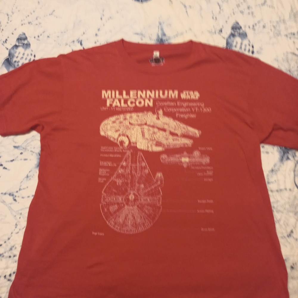 Light Red Millenium Falcón XL T-shirt. NWOT